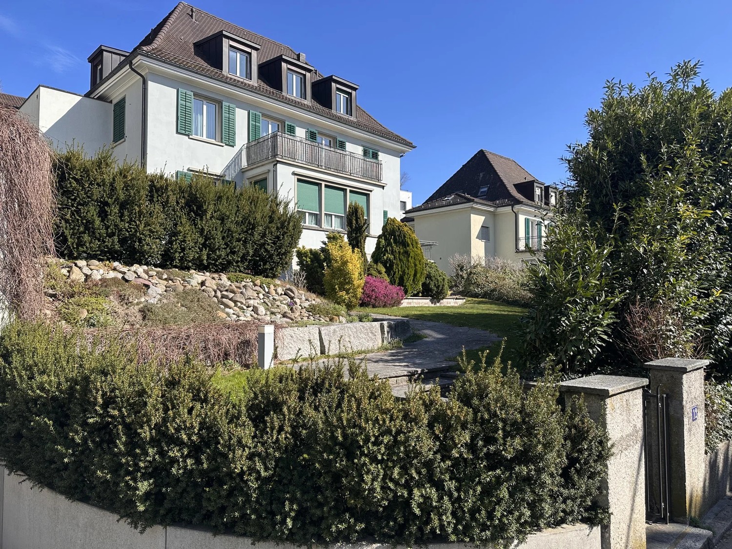 Chambre dans une colocation

La chambre est une suite super douillette avec une salle de bain privée dans une maison partagée. La chambre est louée meublée avec un lit, un bureau et une chaise, une armoire, une commode et une table de chevet, ainsi que quelques décorations qui donnent vie à la pièce