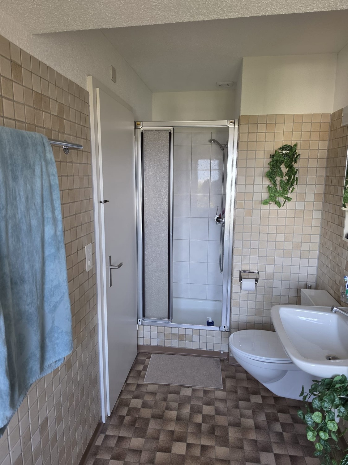 Chambre dans une colocation

La chambre est une suite super douillette avec une salle de bain privée dans une maison partagée. La chambre est louée meublée avec un lit, un bureau et une chaise, une armoire, une commode et une table de chevet, ainsi que quelques décorations qui donnent vie à la pièce