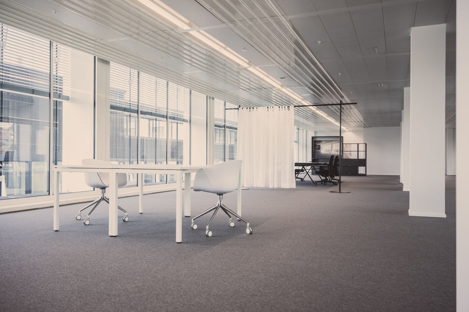 1280m² office