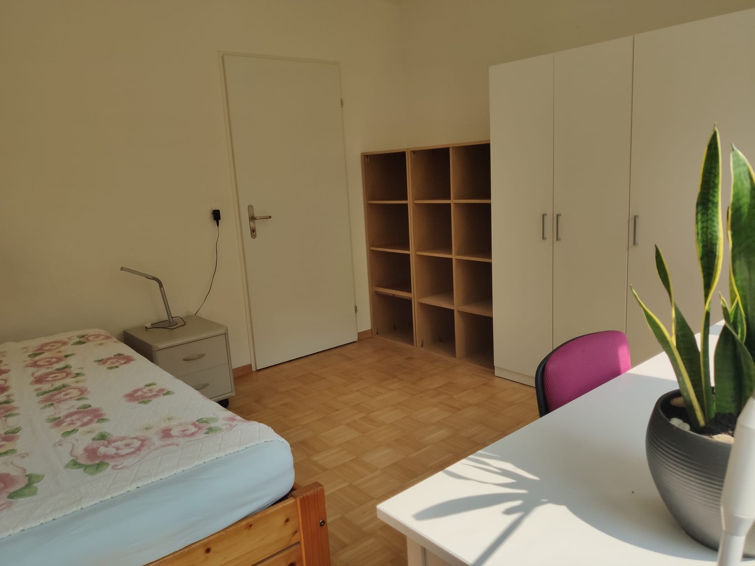 Chambre dans une colocation

Appartement pour 3 personnes avec une salle de bain partagée avec une autre personne. Les charges et le Wi-Fi sont inclus. L'appartement est entièrement meublé, y compris tous les meubles de la chambre. Idéalement situé à seulement 2 minutes à pied de la ligne de tram 51