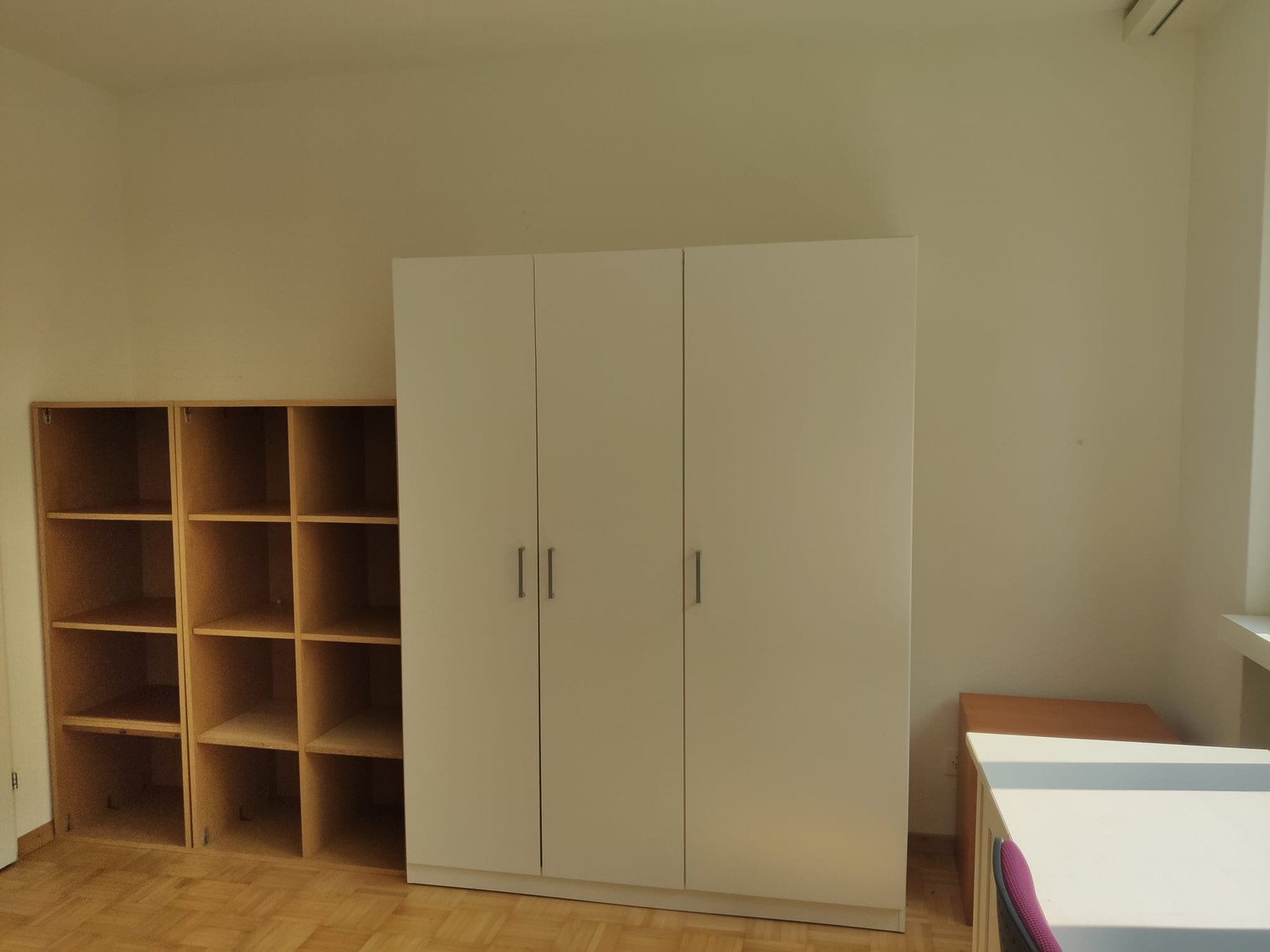 Chambre dans une colocation

Appartement pour 3 personnes avec une salle de bain partagée avec une autre personne. Les charges et le Wi-Fi sont inclus. L'appartement est entièrement meublé, y compris tous les meubles de la chambre. Idéalement situé à seulement 2 minutes à pied de la ligne de tram 51
