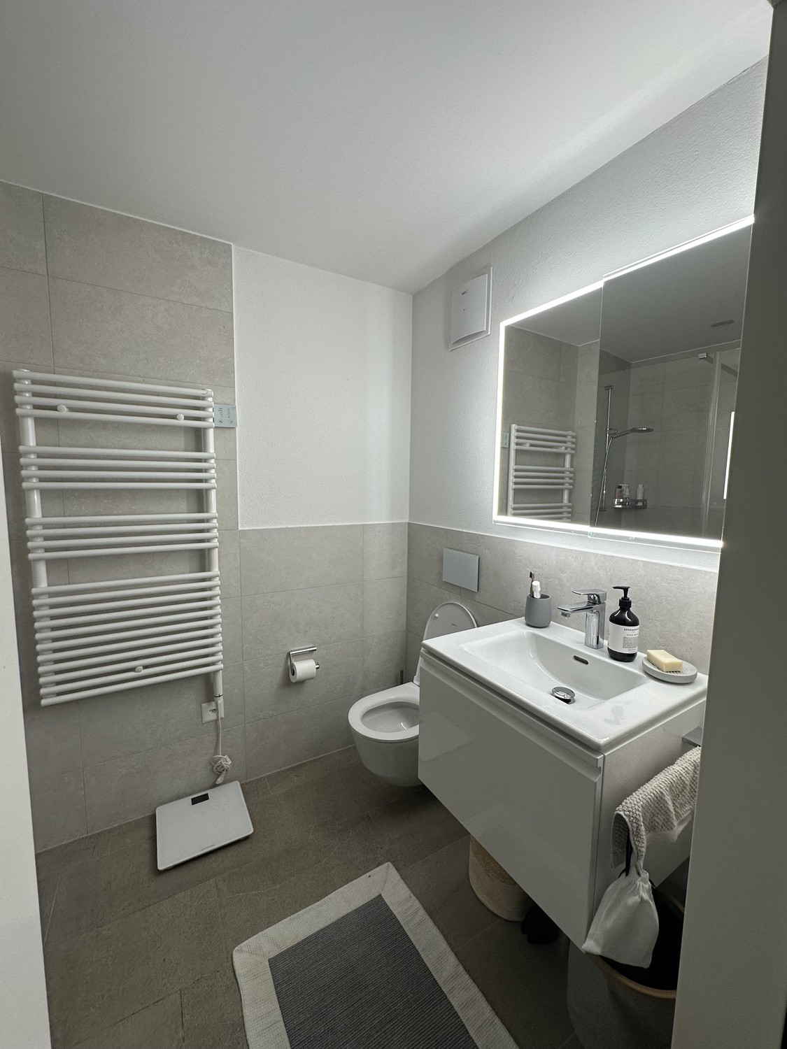 Appartement entièrement équipé, meublé avec une place de parc