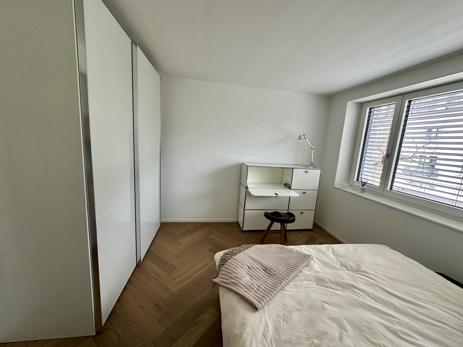 Appartement entièrement équipé, meublé avec une place de parc