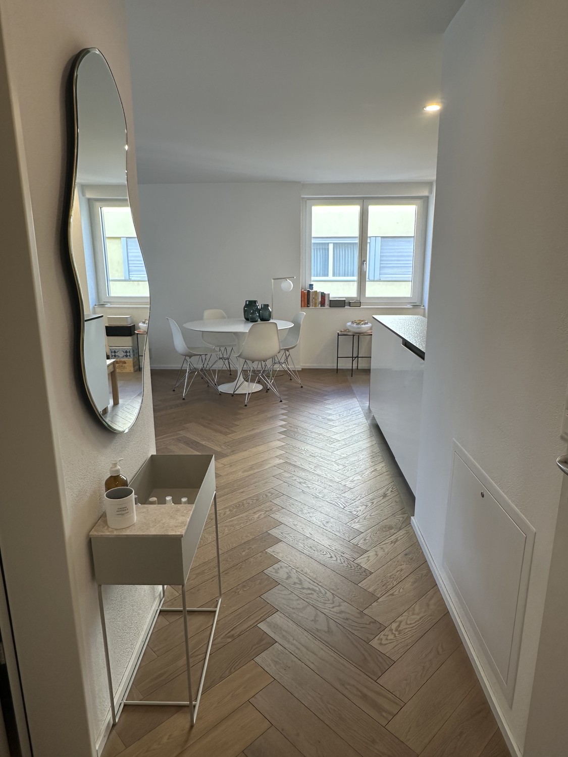 Appartement entièrement équipé, meublé avec une place de parc