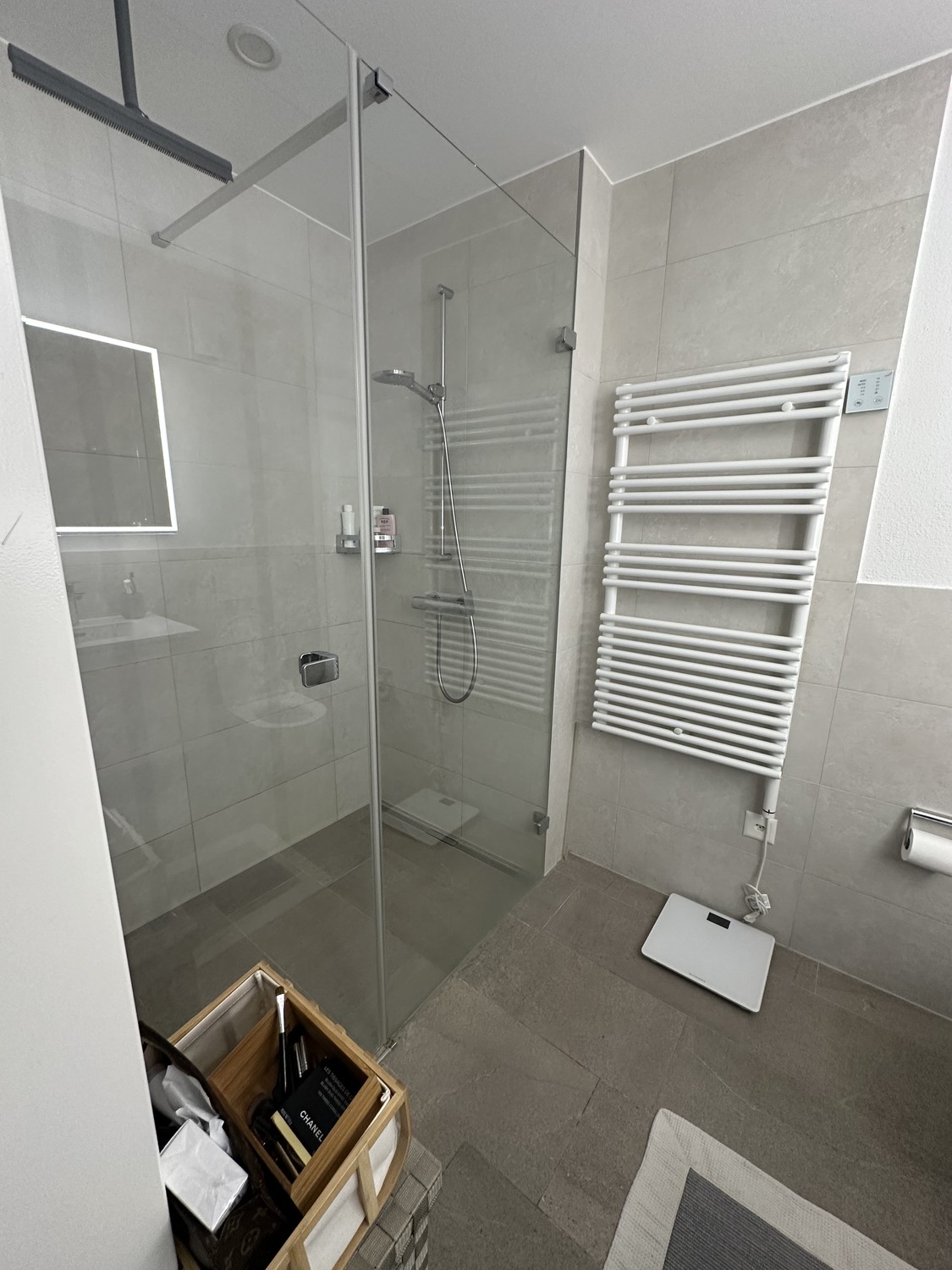 Appartement entièrement équipé, meublé avec une place de parc