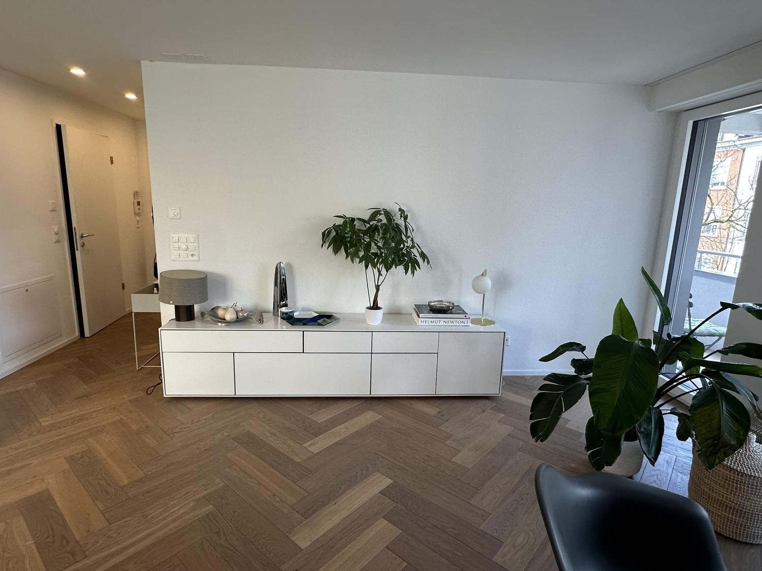 Appartement entièrement équipé, meublé avec une place de parc