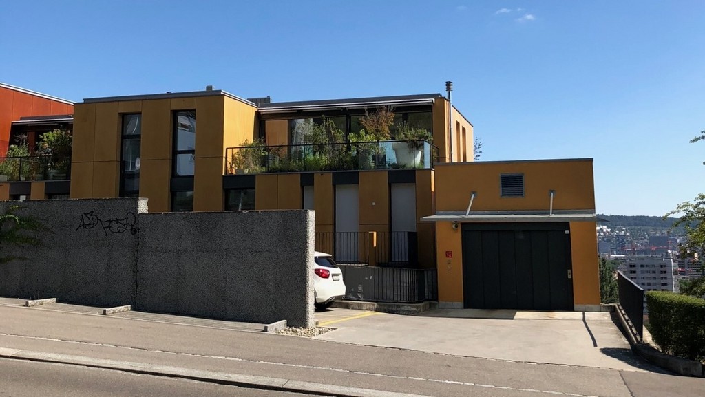 Posto auto interrato
Da subito affittiamo posti auto nella zona residenziale di Zürich
- CHF 250.00 al mese
- più 8,1 % IVA (inquilini esterni)
- Non adatto per camper, veicoli ricreazionali o rimorchi
Per una visita o un eventuale parcheggio di prova, si prega di contattare il custode Home Servi